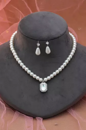 White color stone necklace set