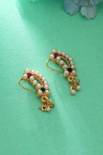 Rani & green color marathi nose nath