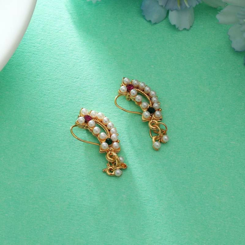 Rani & green color marathi nose nath