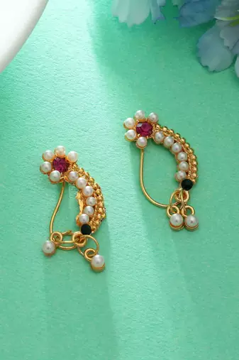 Rani & green color marathi nose nath