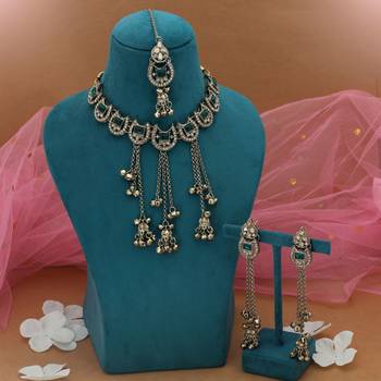 green color kundan necklace set with earrings and maang tikka 2