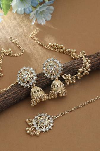 White color kundan earrings tikka set