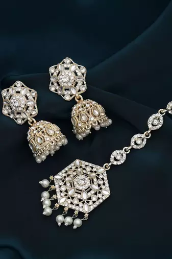 White color kundan earrings tikka set