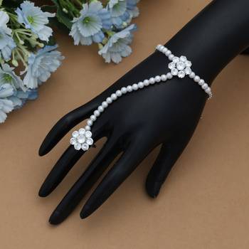White color hath phool 1