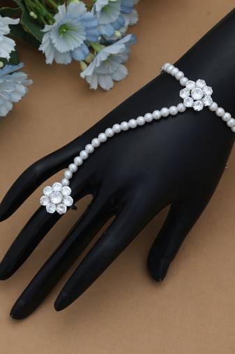 White color hath phool