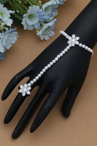 white pearl style hand harness (hath phool)