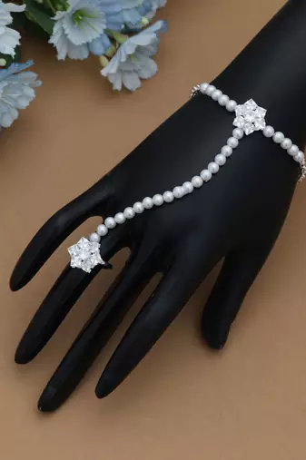 White color hath phool