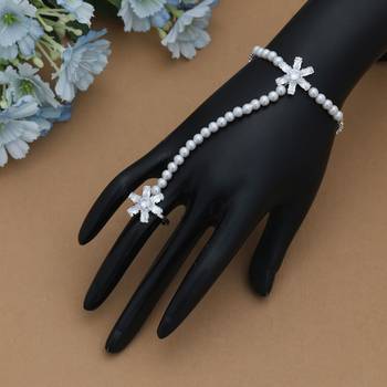 White color hath phool 1
