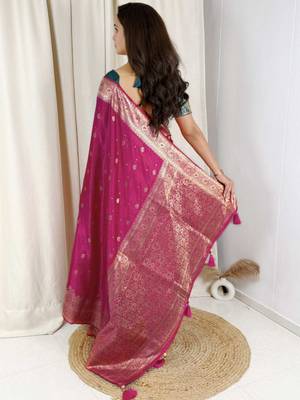 Magenta banarasi satin silk zari weaving saree with embroiderd blouse piece 2
