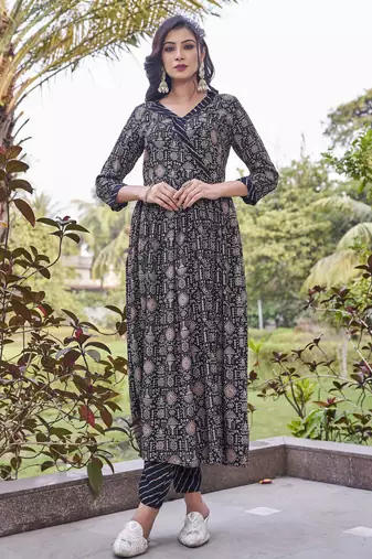Women black printed anarkali kurta set with v-neck & ethnic motif print