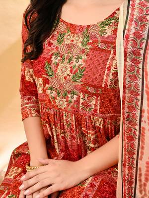 Women printed regular thread work kurta with trousers & with dupatta 2