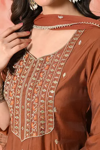 Women ethnic motifs embroidered regular thread work kurta with trousers & with dupatta