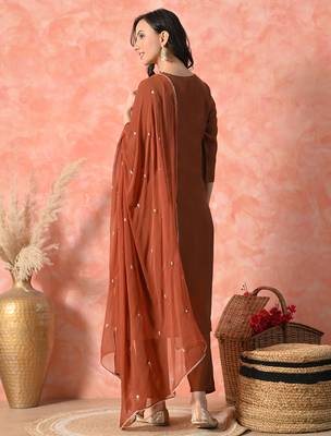 Women ethnic motifs embroidered regular thread work kurta with trousers & with dupatta 3