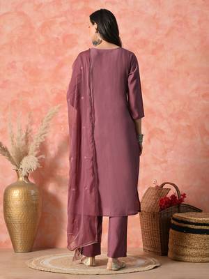 Women ethnic motifs embroidered regular thread work kurta with trousers & with dupatta 3