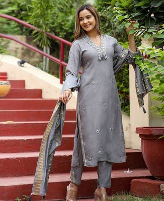 Floral embroidered v-neck sequinned straight kurta with trousers & dupatta 1
