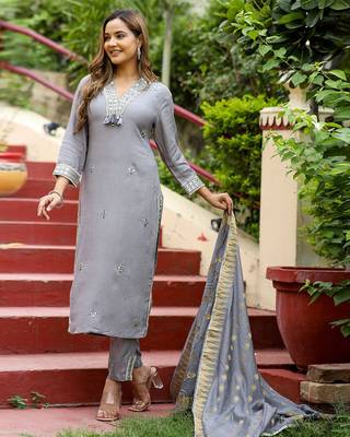 Floral embroidered v-neck sequinned straight kurta with trousers & dupatta 3