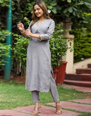 Floral embroidered v-neck sequinned straight kurta with trousers & dupatta 5