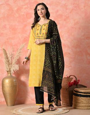 Bandhani printed regular thread work kurta with trousers & dupatta 1
