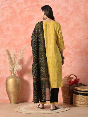 Bandhani printed regular thread work kurta with trousers & dupatta 3