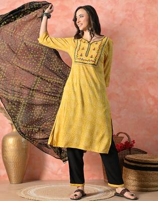 Bandhani printed regular thread work kurta with trousers & dupatta 5