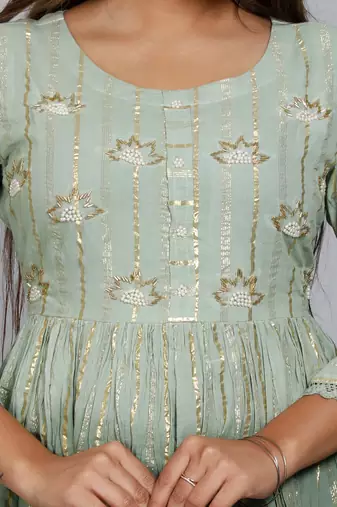Blocked dyed round neck three-quarter regular sleeves aharkali shape