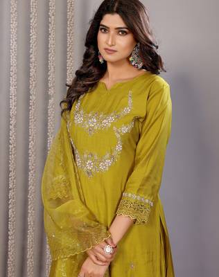 Women olive green floral roman kurta set 3