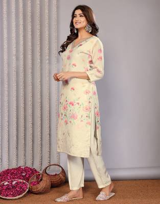 Women off white floral chanderi kurta set 1
