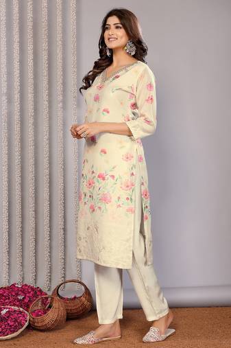 Women off white floral chanderi kurta set