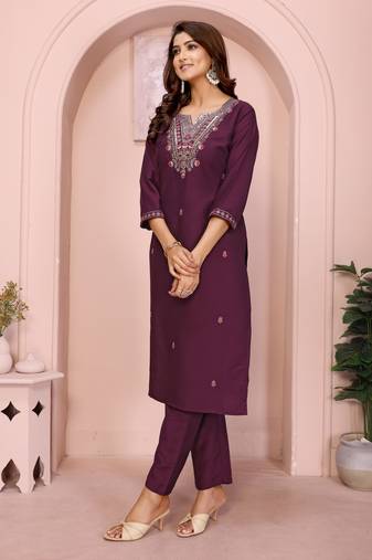 Women magenta floral roman kurta set