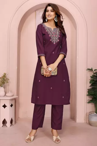 Women magenta floral roman kurta set
