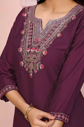 Women magenta floral roman kurta set