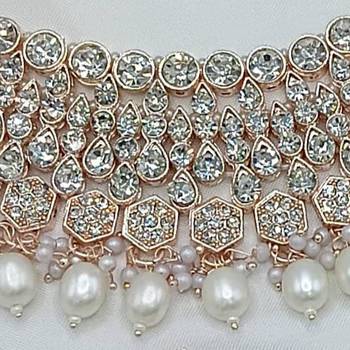 Elegant gold plated kundan pearl bridal jewelry set traditional handcrafted necklace, earrings and maang tikka 2