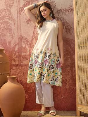 Women cream cotton printed kurta 2
