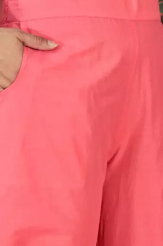 Women pink pure cotton embroidered kurta set