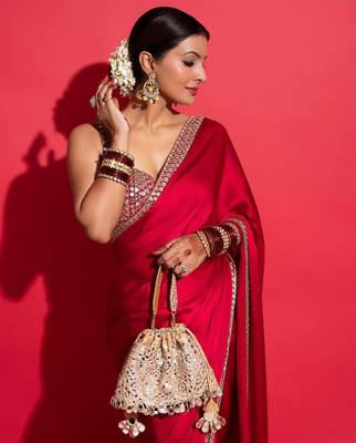 Women red embroidered rangoli silk blend saree 2