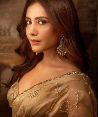 Women beige embroidered rose gold silk blend saree 4