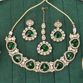 Emerald green kundan necklace set with earrings and maang tikka 1