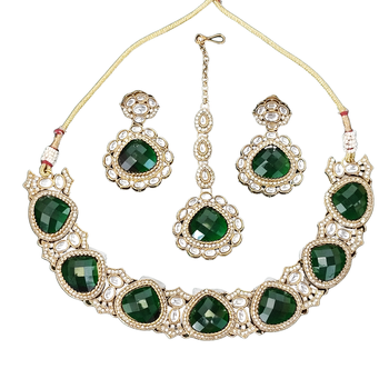 Emerald green kundan necklace set with earrings and maang tikka 2