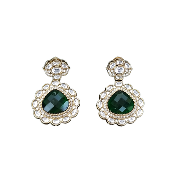 Emerald green kundan necklace set with earrings and maang tikka 4