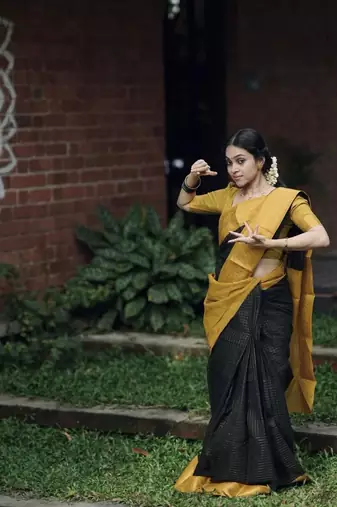 New Banarasi Soft Silk Black Color Women's Saree With Blouse Set