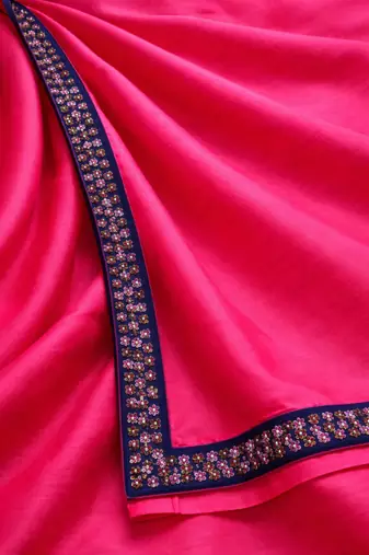 Solid gulabi saree with border (Without Blouse)