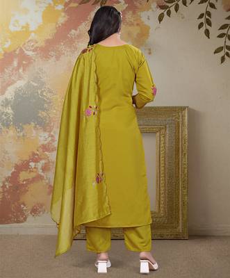 Mehendi green chanderi silk sequin kurta set with embroidered organza dupatta 2