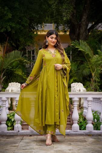 Mehendi green chanderi silk sequin kurta set with embroidered organza dupatta