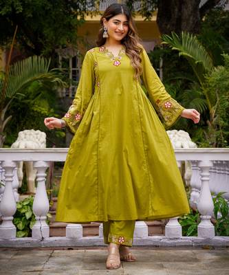 Mehendi green chanderi silk sequin kurta set with embroidered organza dupatta 5