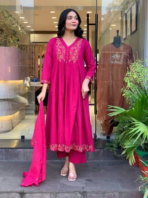 Pink chanderi silk sequin v-neck kurta set with embroidered chanderi dupatta 1