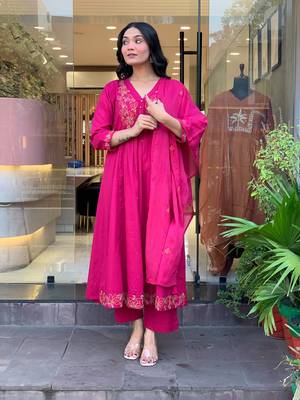 Pink chanderi silk sequin v-neck kurta set with embroidered chanderi dupatta 2