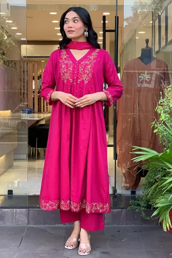 Pink chanderi silk sequin v-neck kurta set with embroidered chanderi dupatta