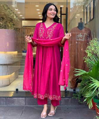 Pink chanderi silk sequin v-neck kurta set with embroidered chanderi dupatta 5