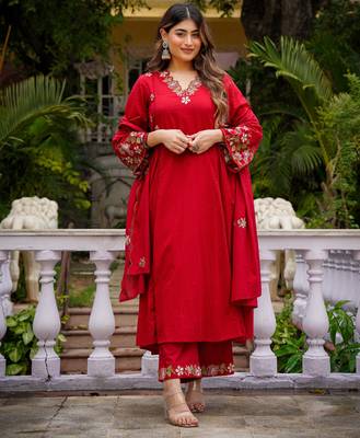 Red chanderi silk sequin v-neck kurta set with embroidered organza dupatta 2