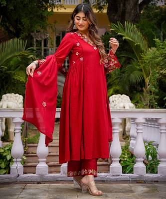 Red chanderi silk sequin v-neck kurta set with embroidered organza dupatta 3